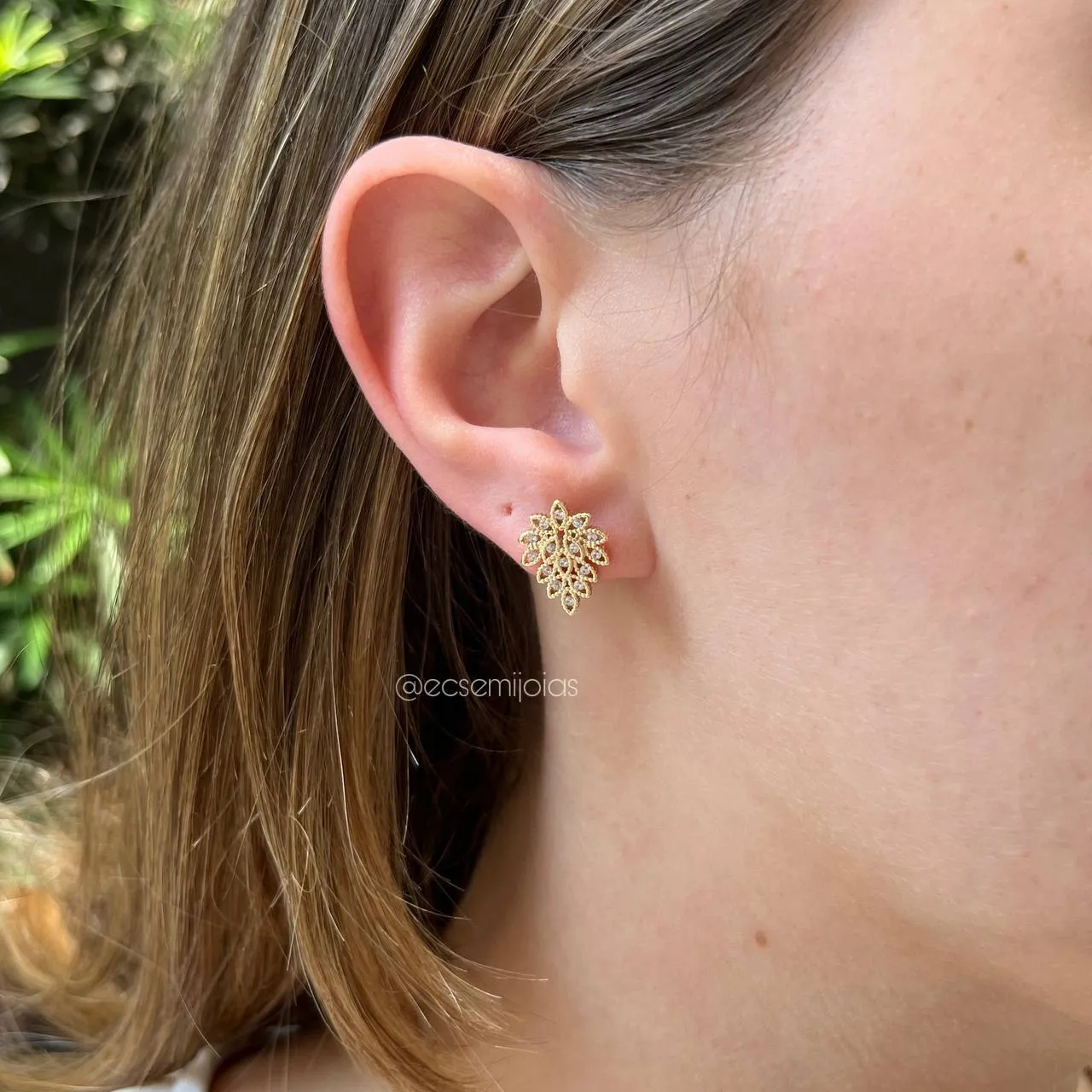 Brinco folha pequena cravejada - banhado a ouro 18k