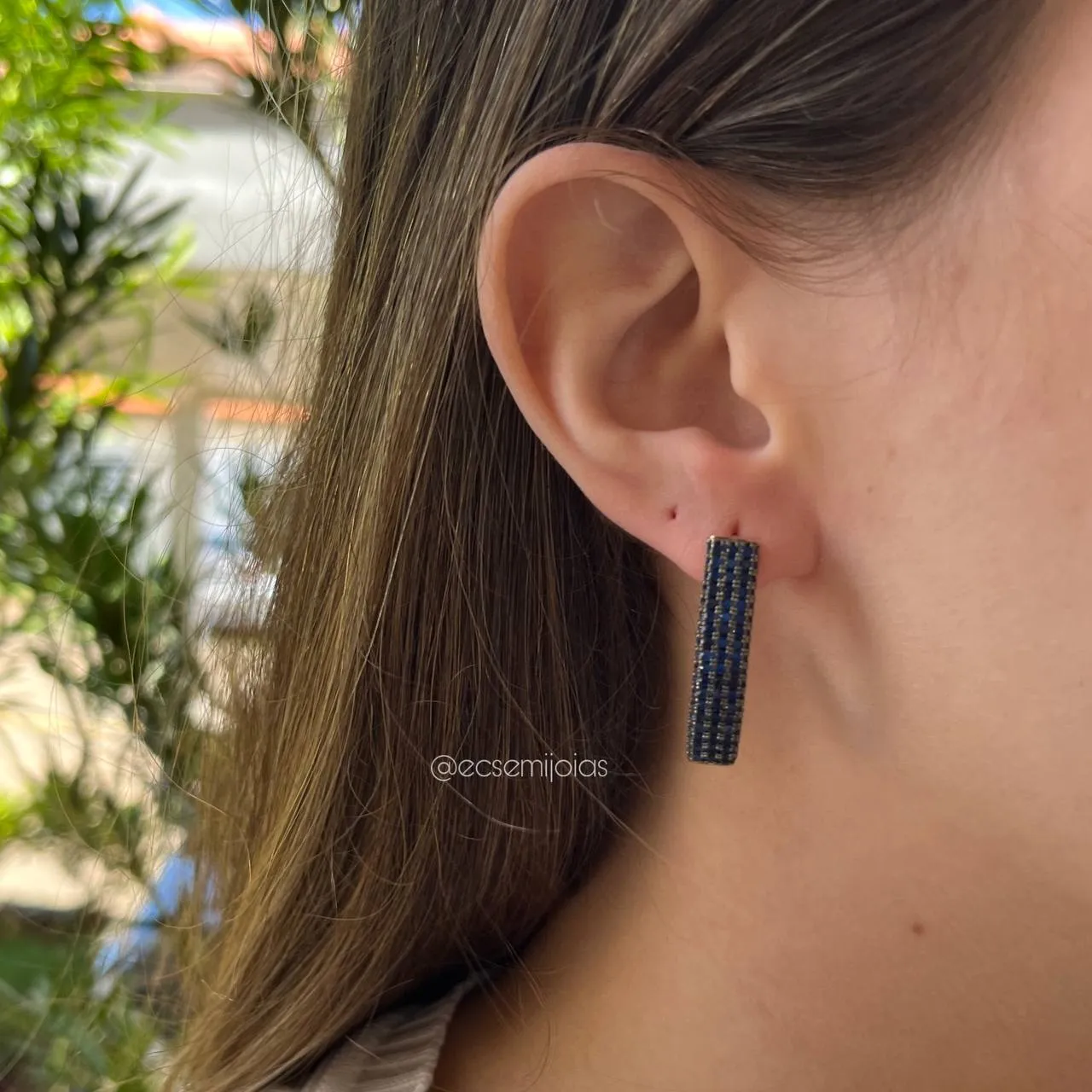 Brinco meia argola cravejada - banhado a ouro 18k