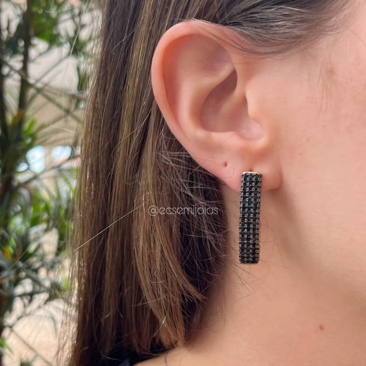 Brinco meia argola cravejada - banhado a ouro 18k