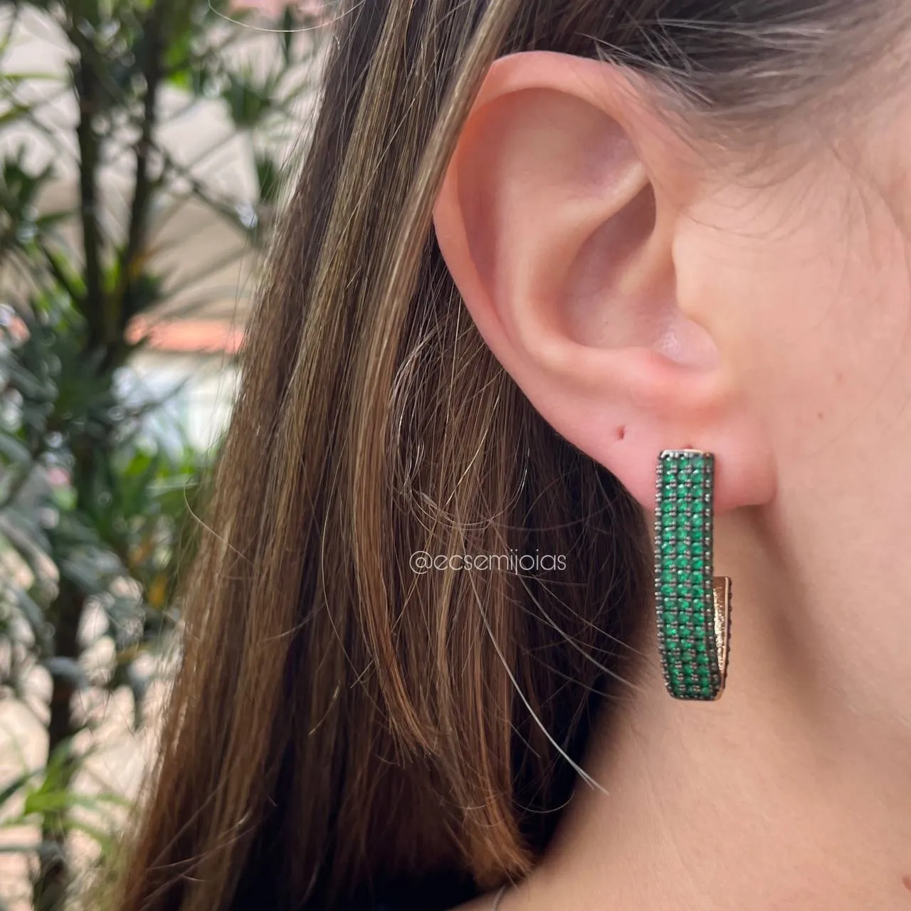 Brinco meia argola cravejada - banhado a ouro 18k