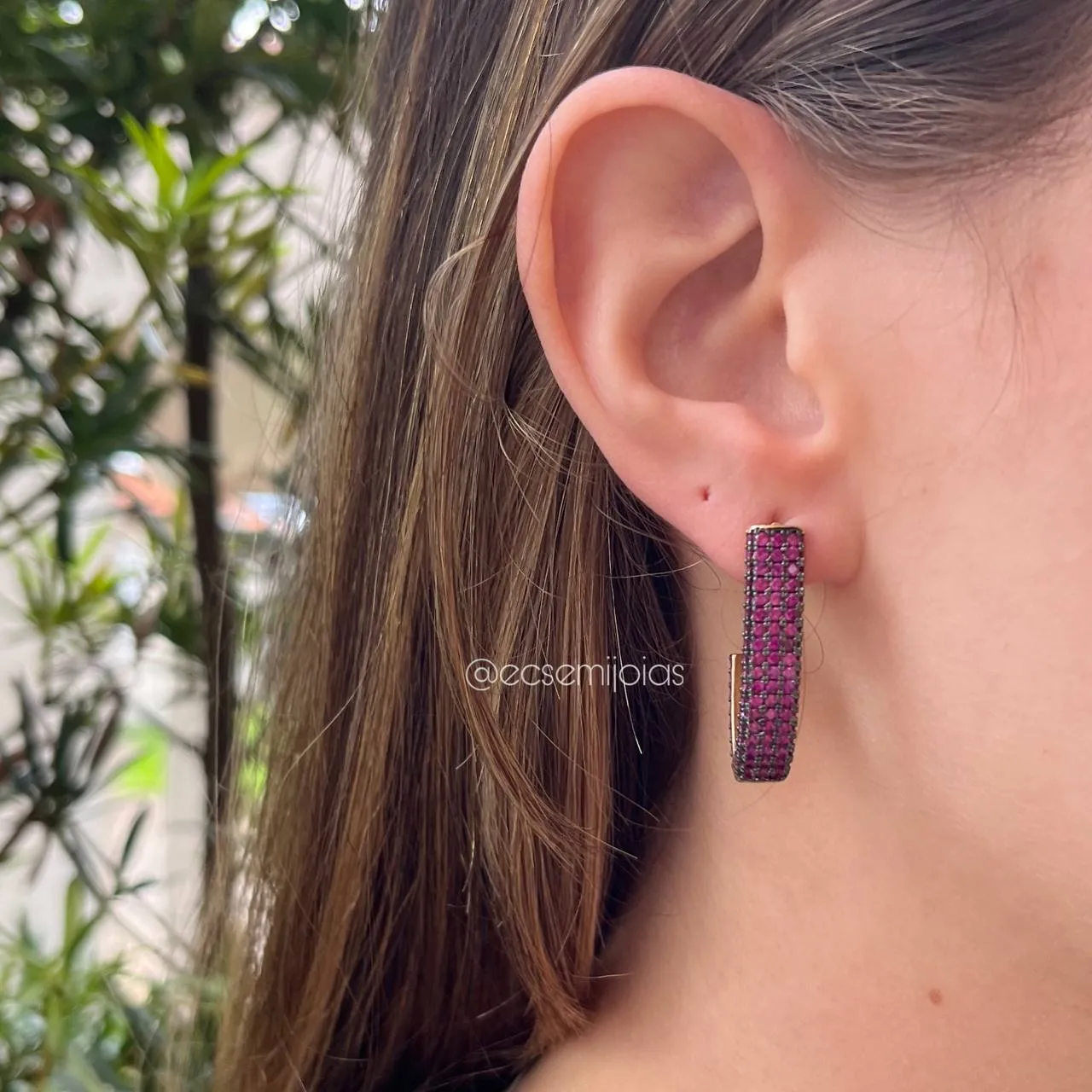 Brinco meia argola cravejada - banhado a ouro 18k