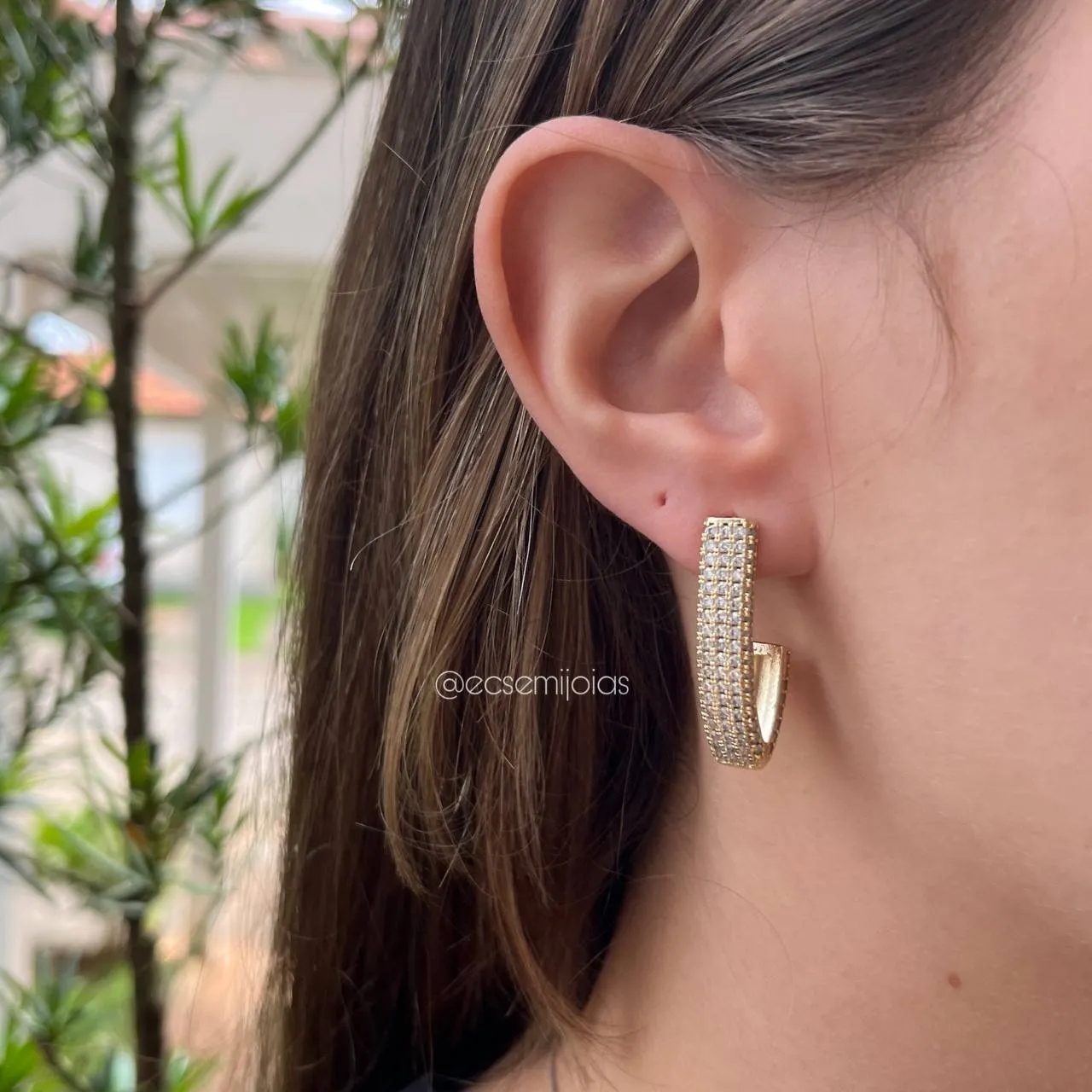 Brinco meia argola cravejada - banhado a ouro 18k