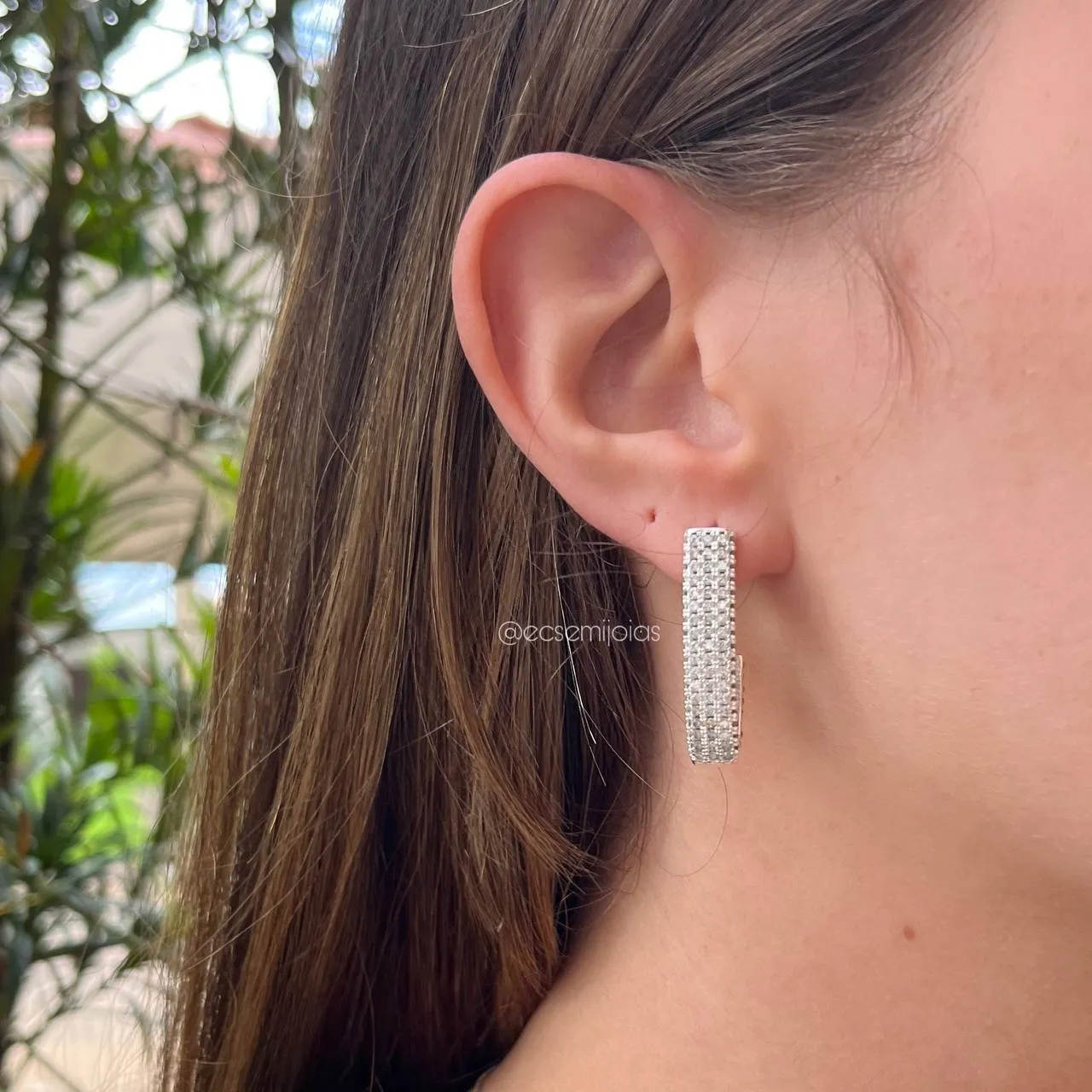 Brinco meia argola cravejada - banhado a prata 925