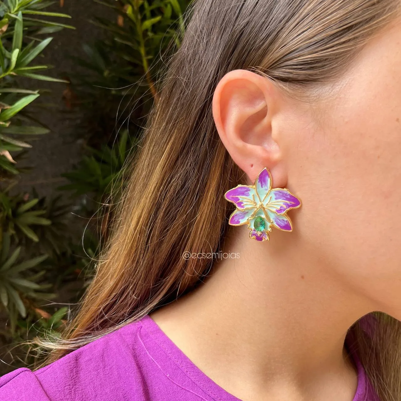 Brinco orquidea  - banhado a ouro 18k