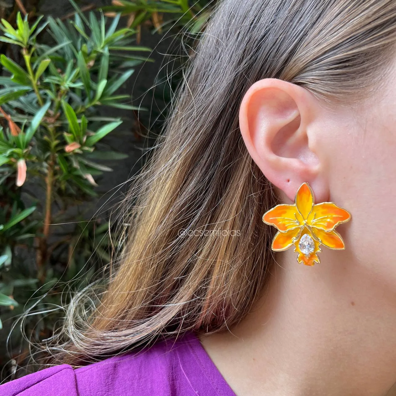 Brinco orquidea  - banhado a ouro 18k