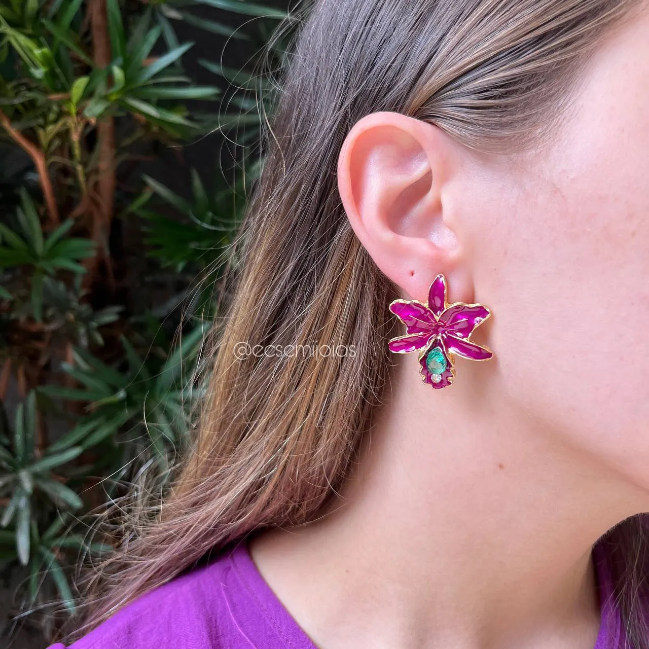 Brinco orquidea pequena - banhado a ouro 18k