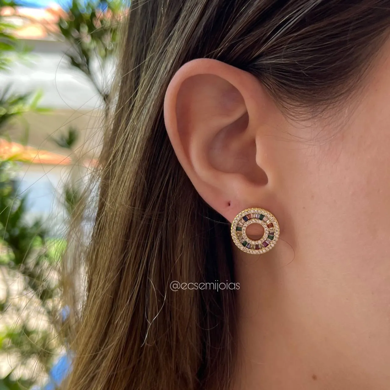 Brinco redondo com zircônia baguete - banhado a ouro 18k