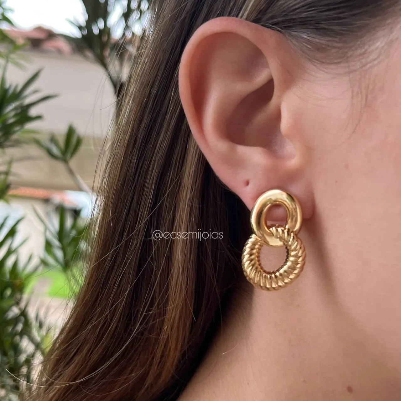 Brinco trabalhado dois elos - banhado a ouro 18k