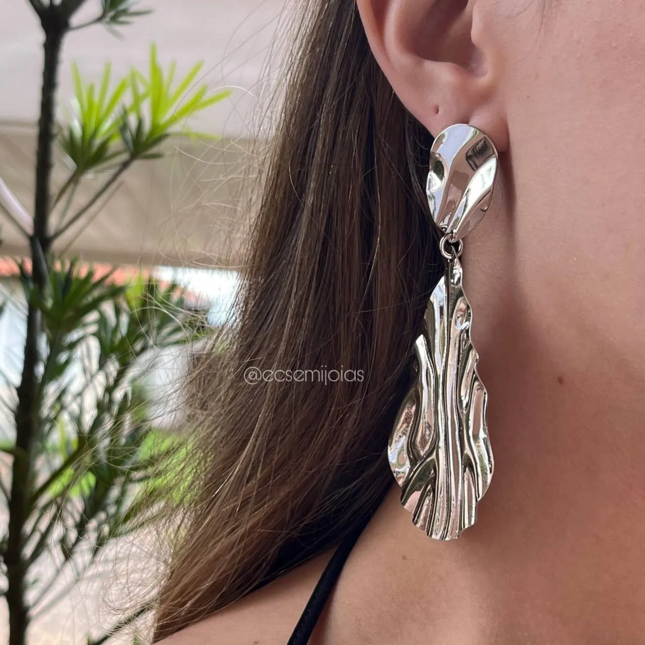 Brinco trabalhado liso gota - banhado a ródio branco