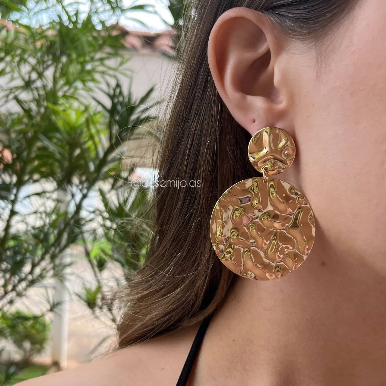 Brinco trabalhado liso redondo - banhado a ouro 18k