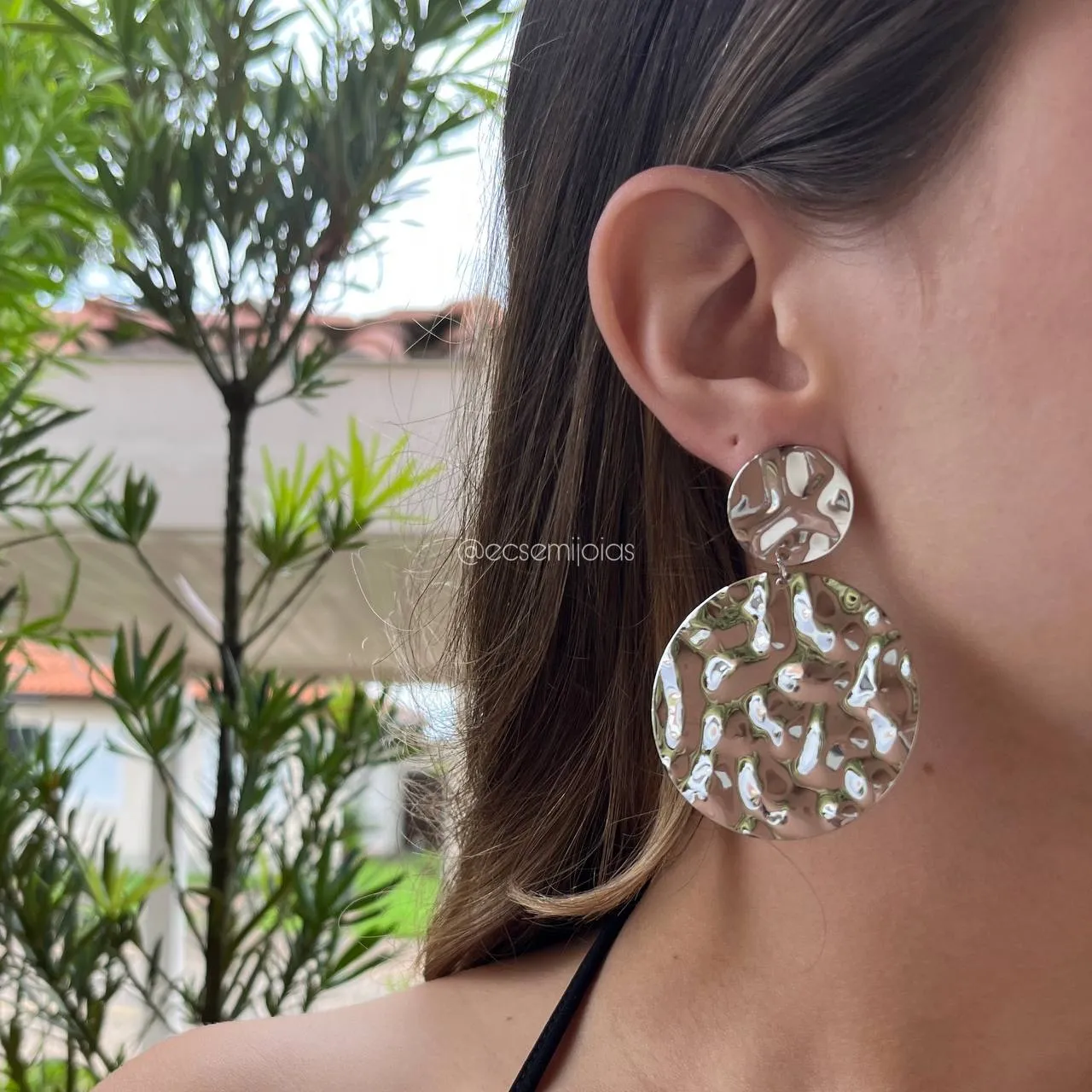 Brinco trabalhado liso redondo - banhado a ródio branco