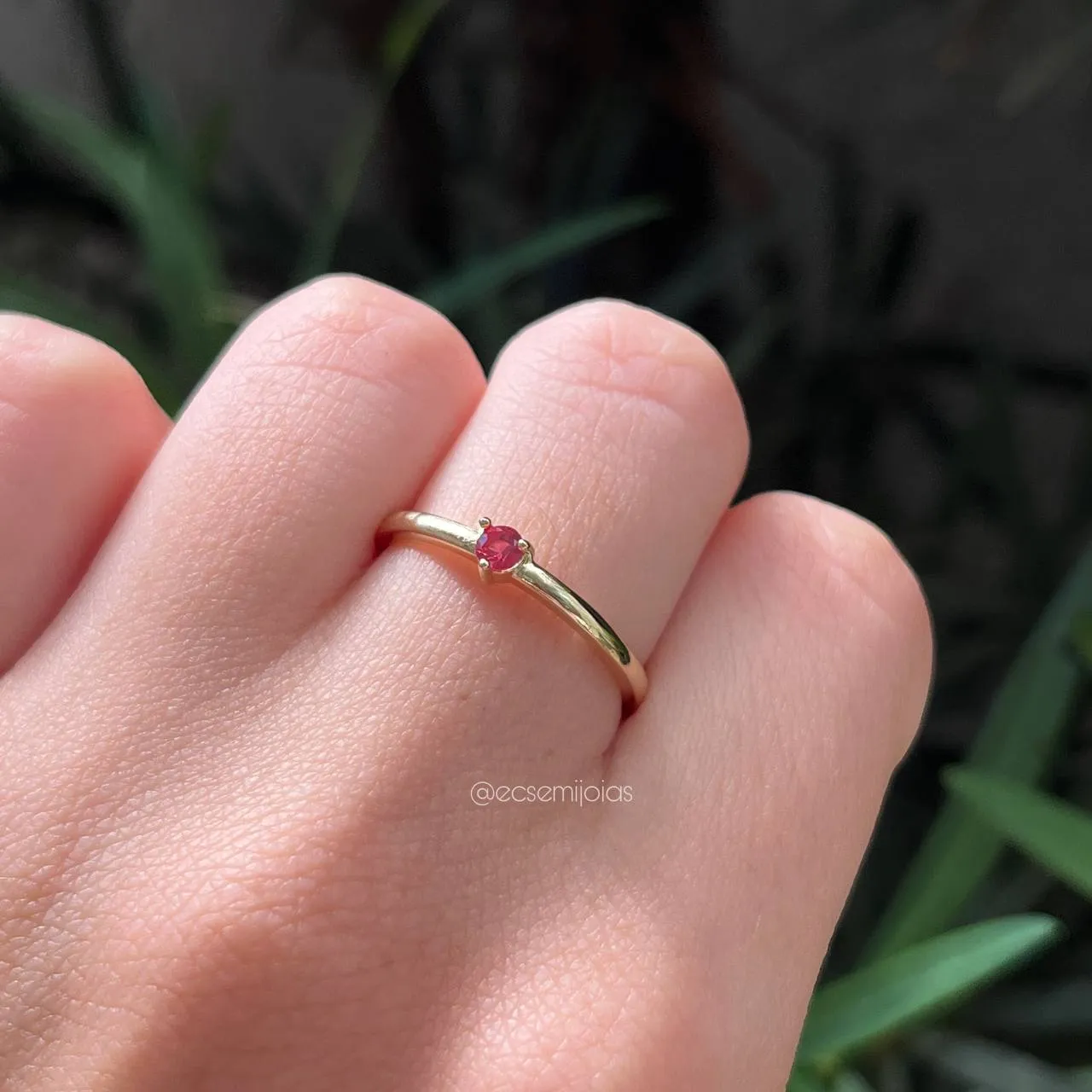 Anel delicado uma zircônia - banhado a ouro 18k