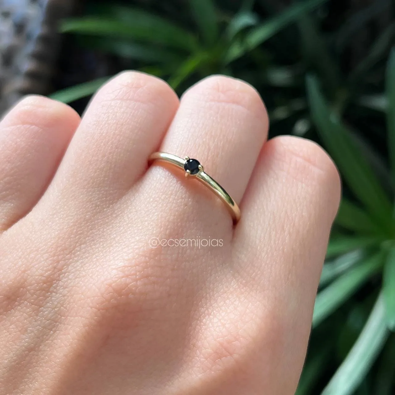 Anel delicado uma zircônia - banhado a ouro 18k