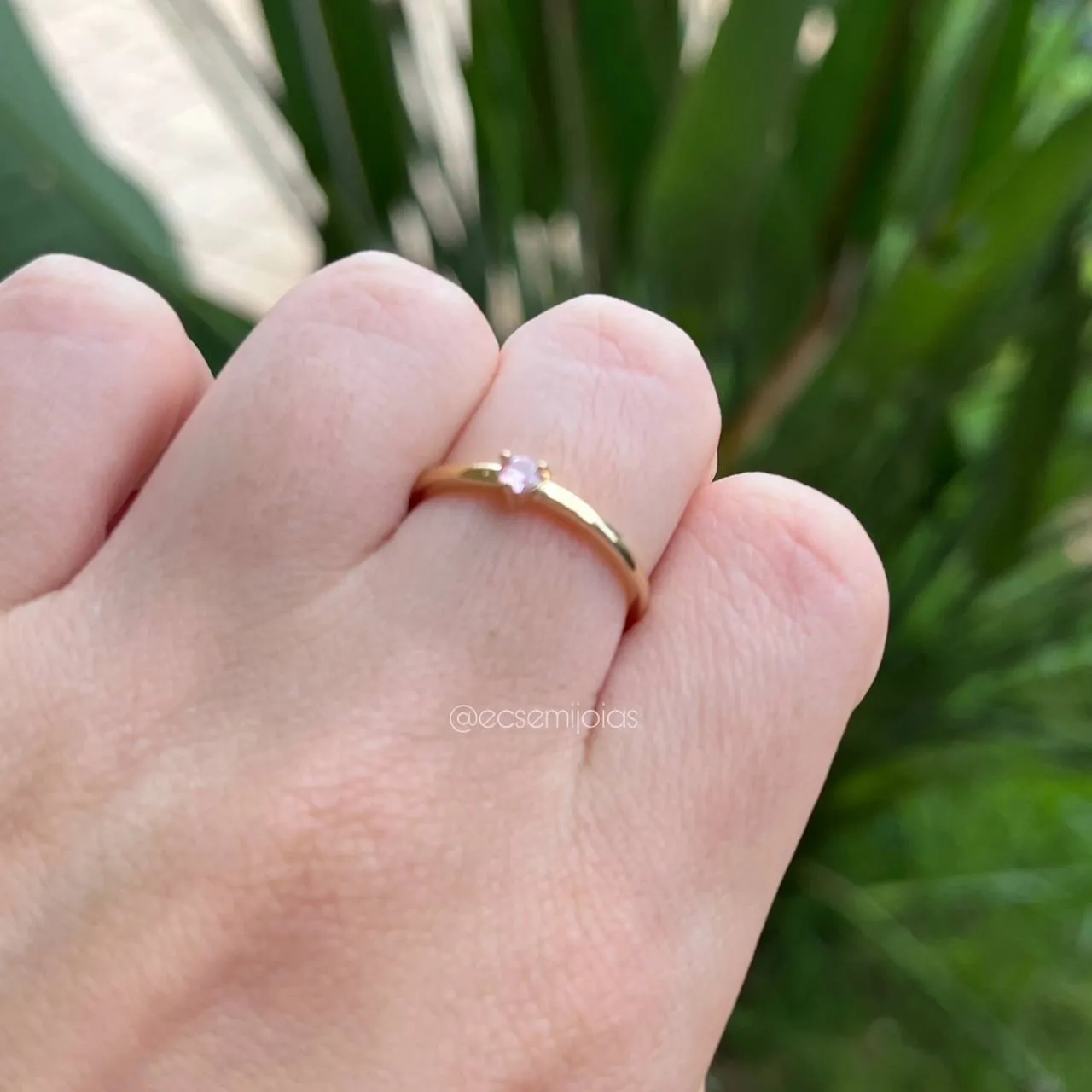 Anel delicado uma zircônia - banhado a ouro 18k