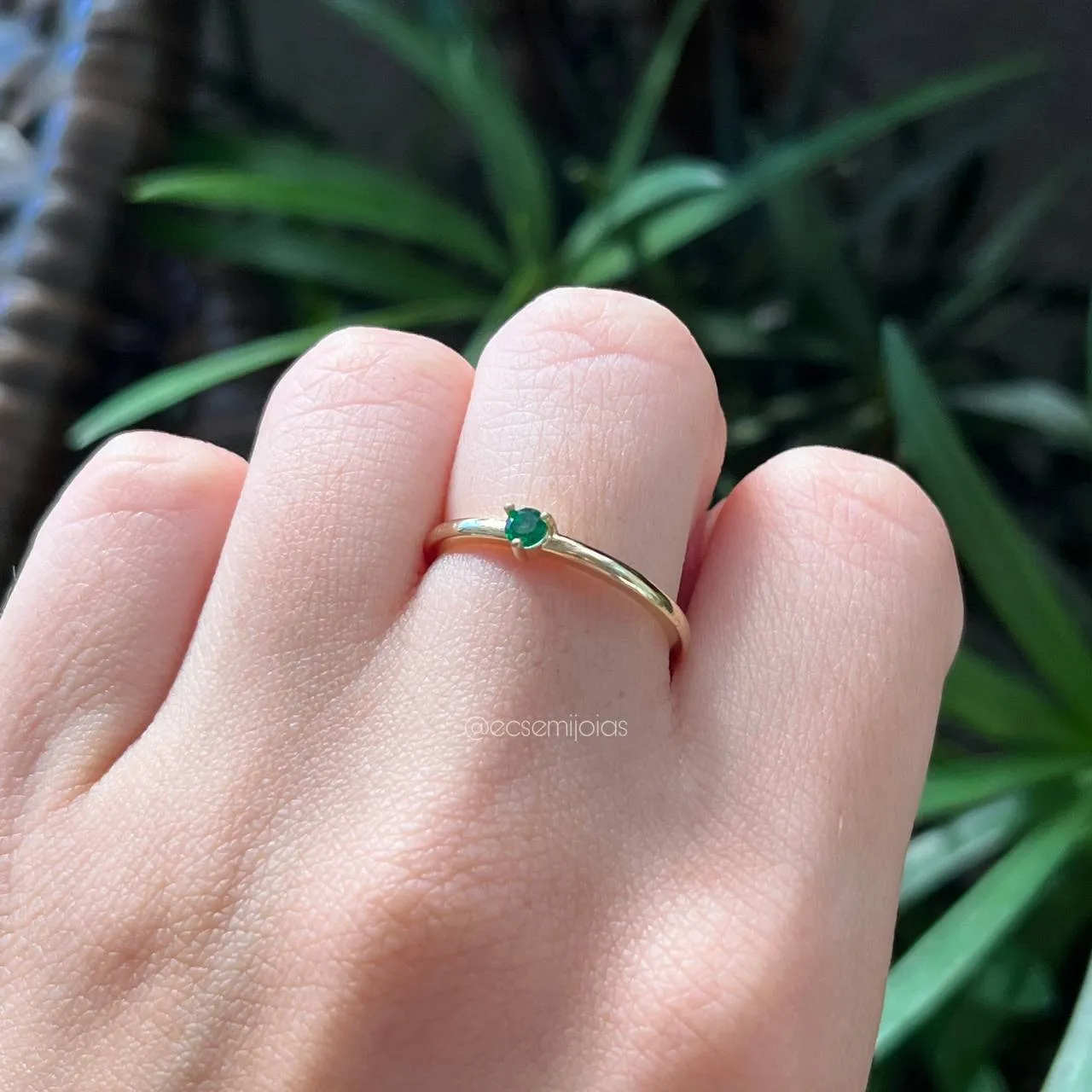 Anel delicado uma zircônia - banhado a ouro 18k