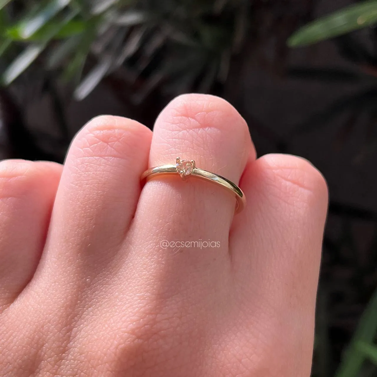 Anel delicado uma zircônia - banhado a ouro 18k