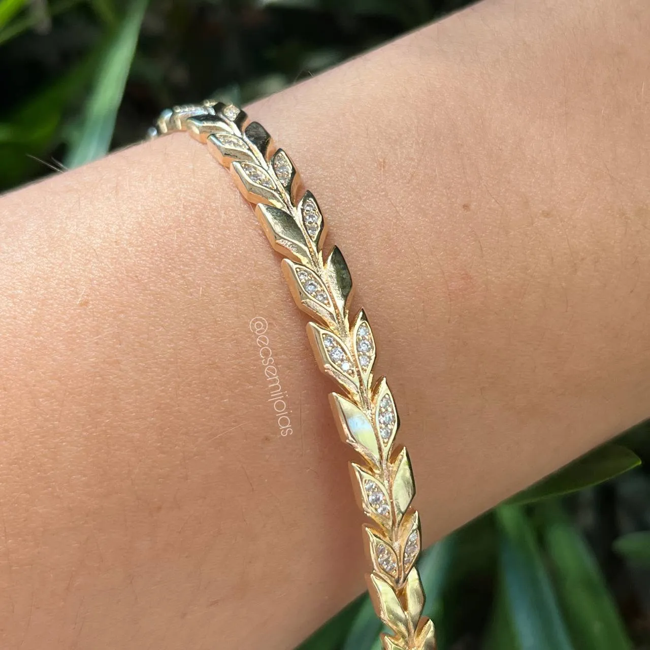 Bracelete de folhas cravejado - banhado a ouro 18k