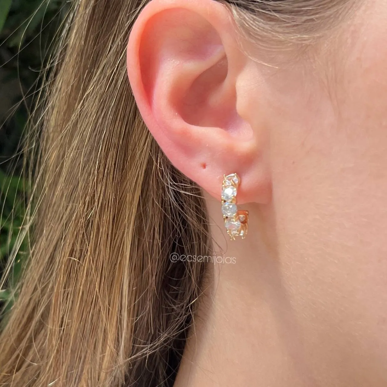 Brinco argola 7 zircônias - banhado a ouro 18k