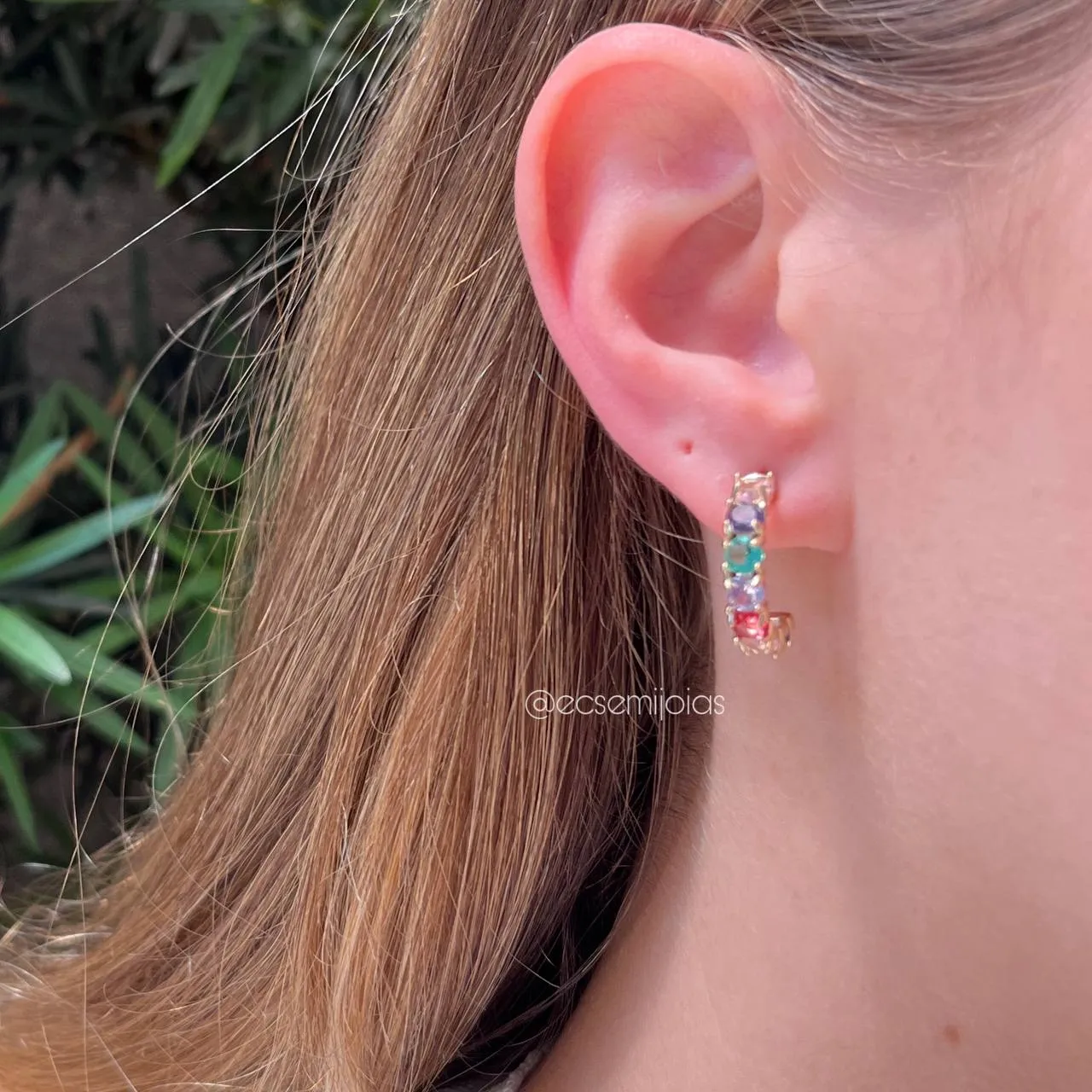Brinco argola 7 zircônias - banhado a ouro 18k