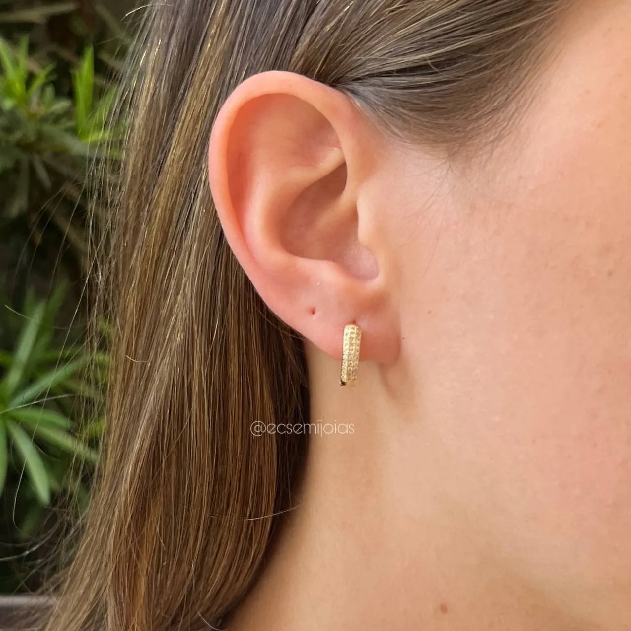 Brinco argola cravejada G - banhado a ouro 18k