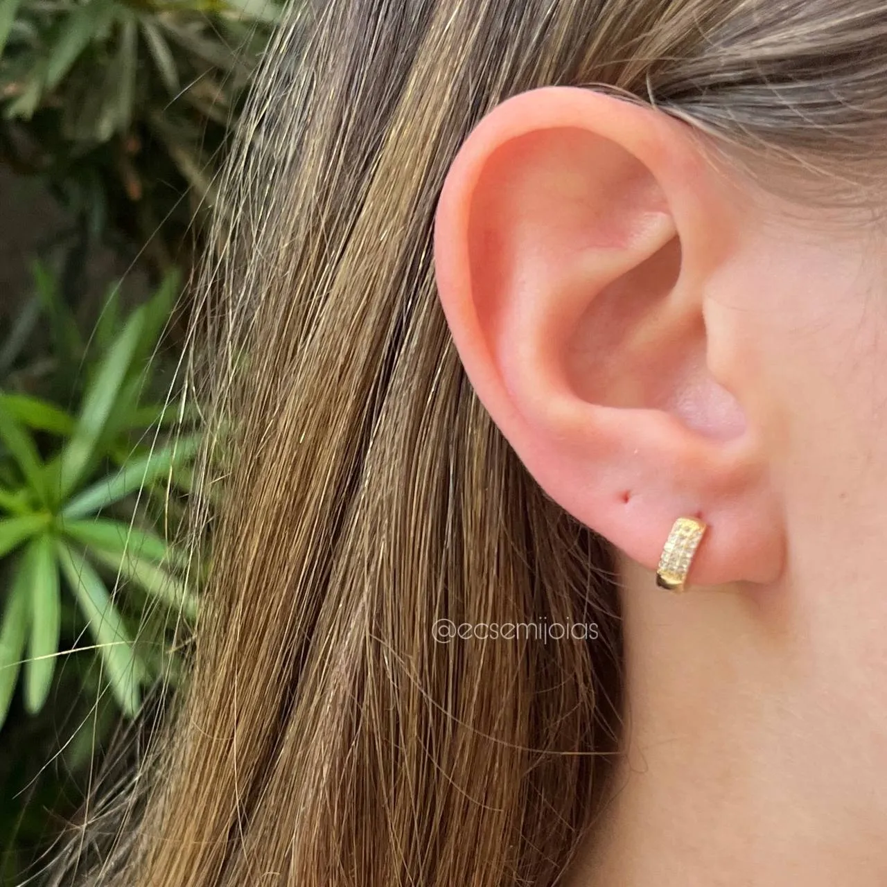 Brinco argola cravejada P - banhado a ouro 18k