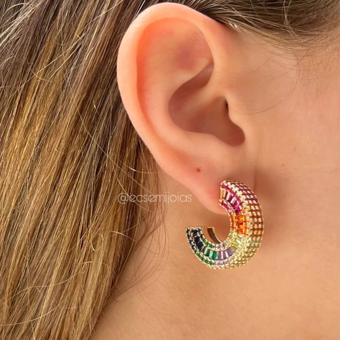 Brinco argola cravejada zircônia baguete - banhado a ouro 18k