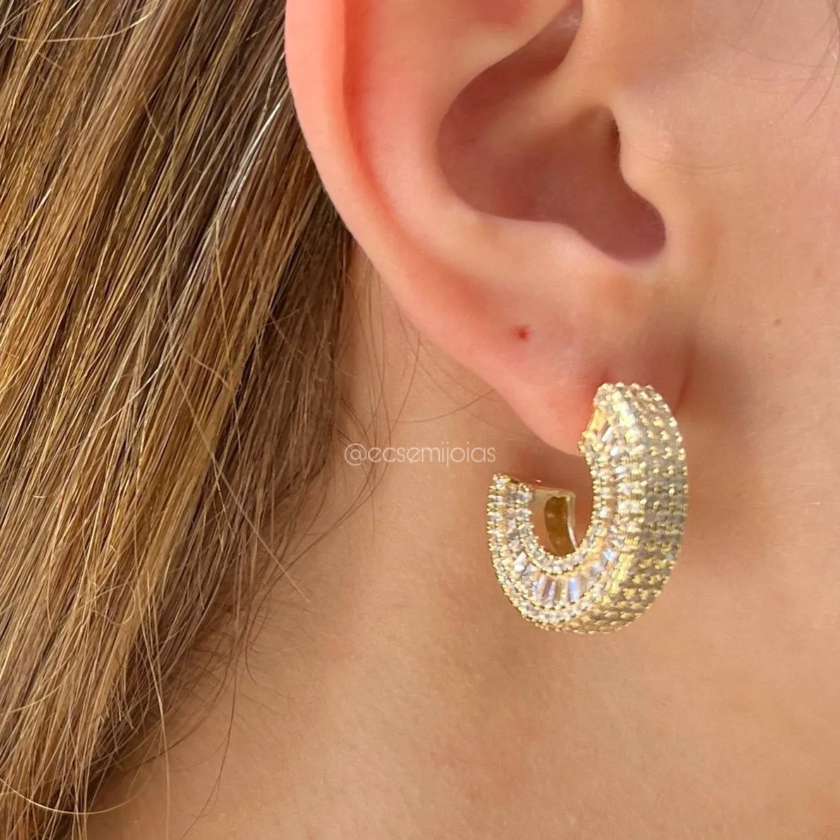 Brinco argola cravejada zircônia baguete - banhado a ouro 18k
