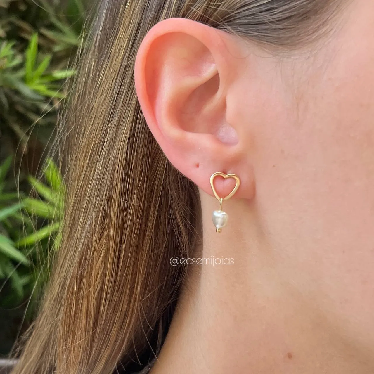 Brinco coração liso e perola em formato de coração - banhado a ouro 18k