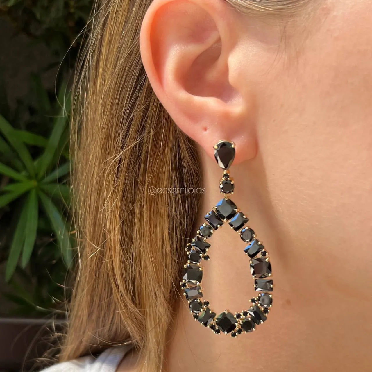 Brinco de pedras gota - banhado a ouro 18k