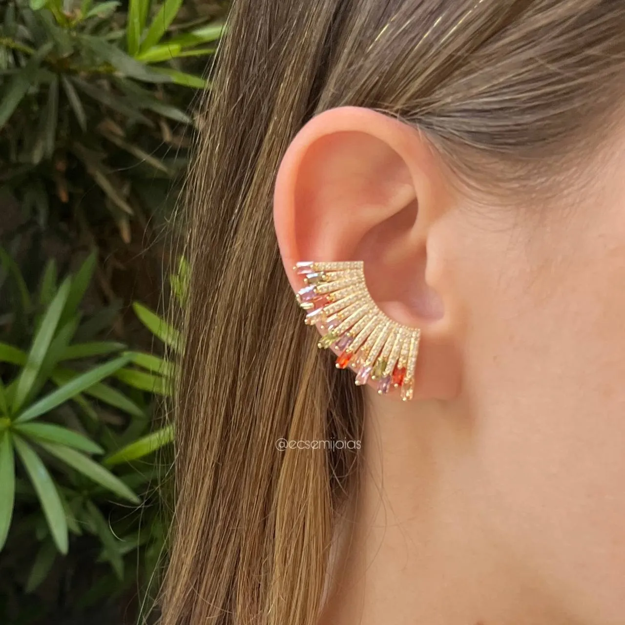 Brinco ear cuff cravejado colorido - banhado a ouro 18k