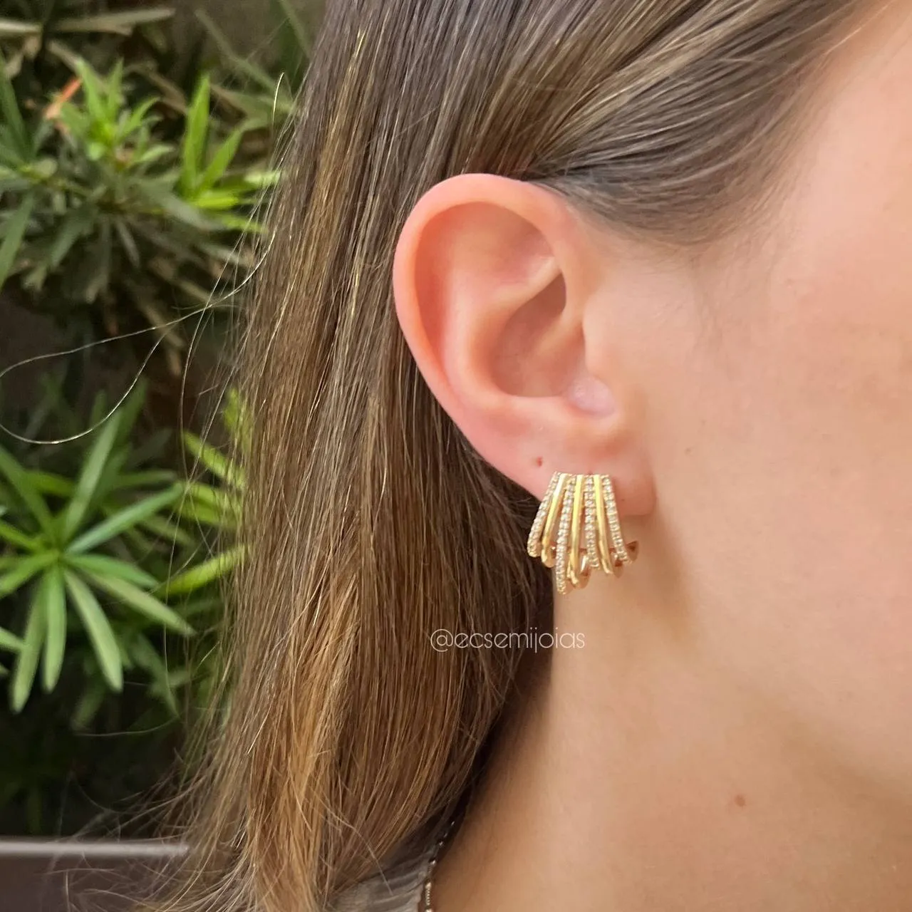 Brinco meia argola cravejada - banhado a ouro 18k