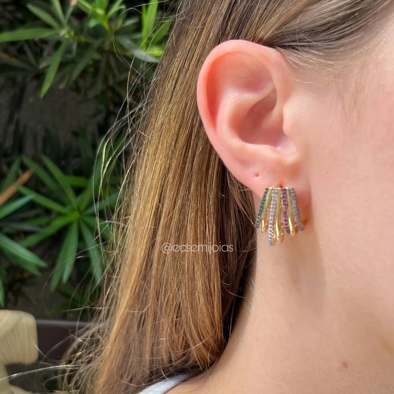 Brinco meia argola cravejada - banhado a ouro 18k