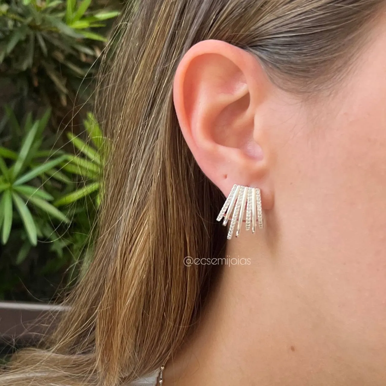 Brinco meia argola cravejada - banhado a prata 925