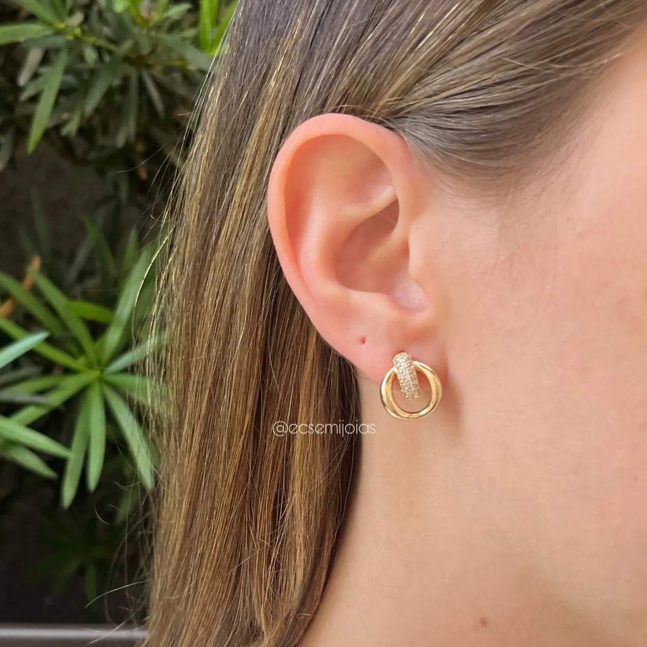 Brinco redondo com cravejado - banhado a ouro 18k