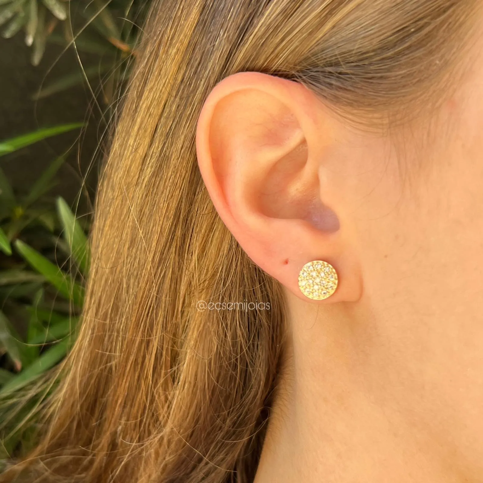 Brinco redondo cravejado - banhado a ouro 18k