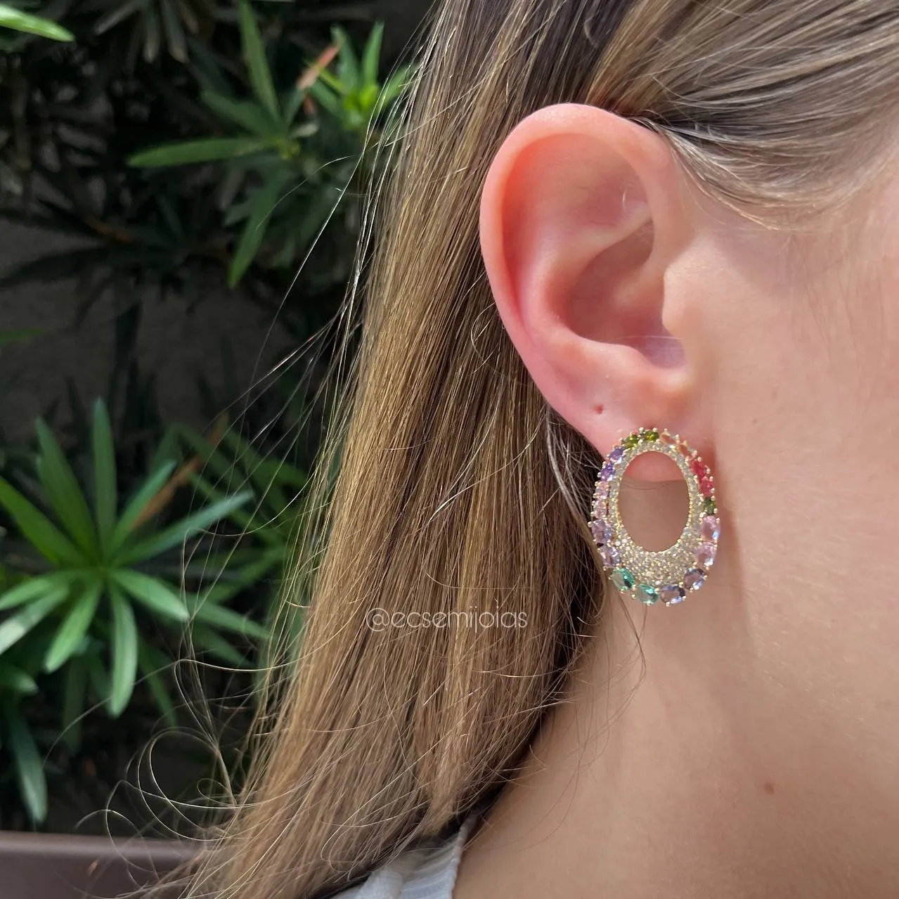 Brinco redondo cravejado  - banhado a ouro 18k