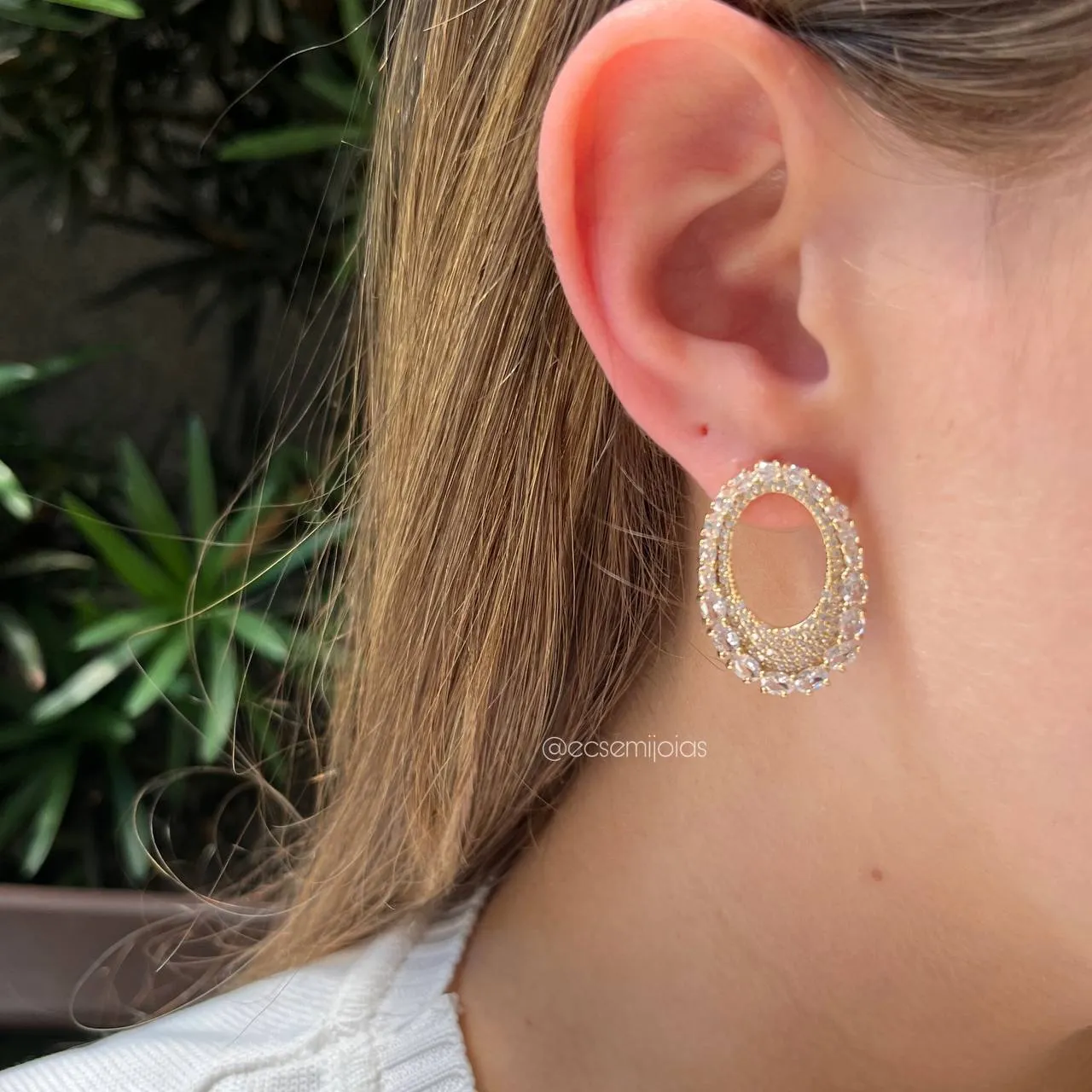Brinco redondo cravejado  - banhado a ouro 18k