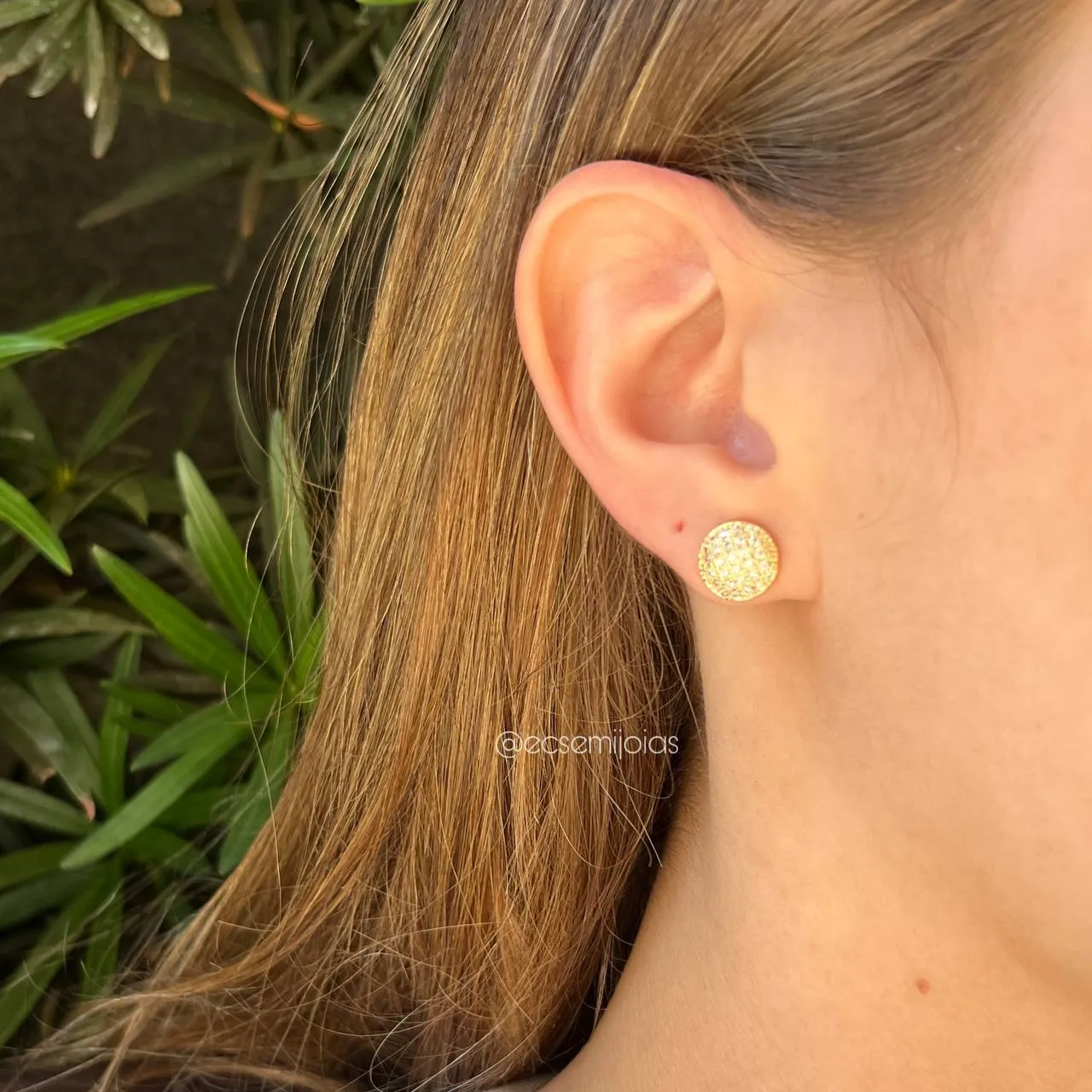 Brinco redondo cravejado G - banhado a ouro 18k