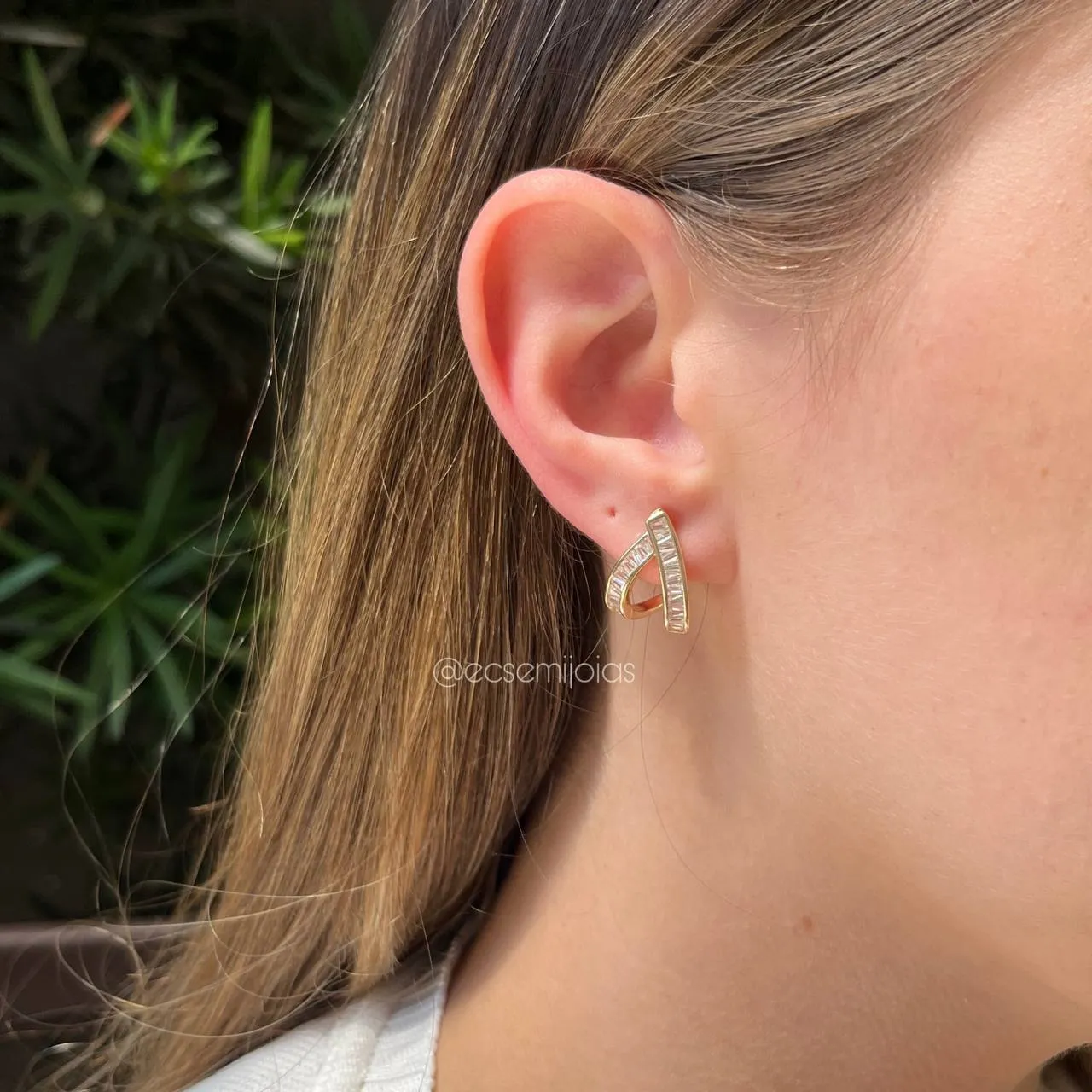 Brinco triângulo com zircônia navete - banhado a ouro 18k