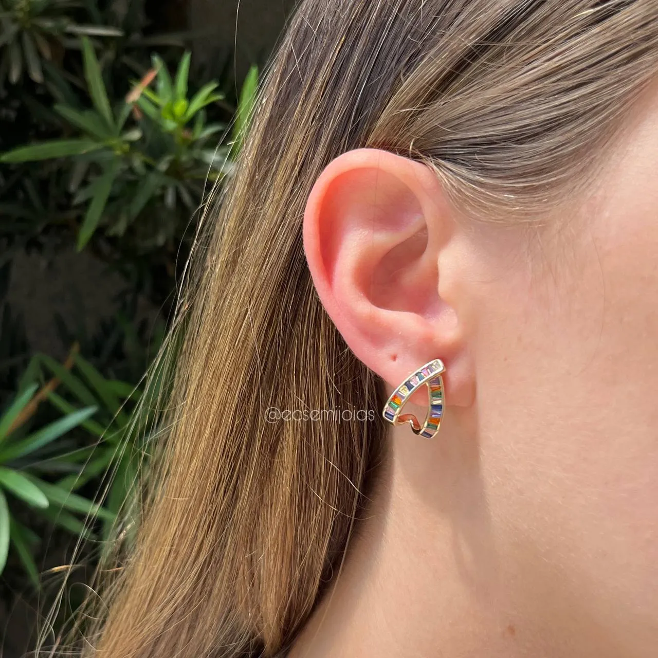 Brinco triângulo com zircônia navete - banhado a ouro 18k