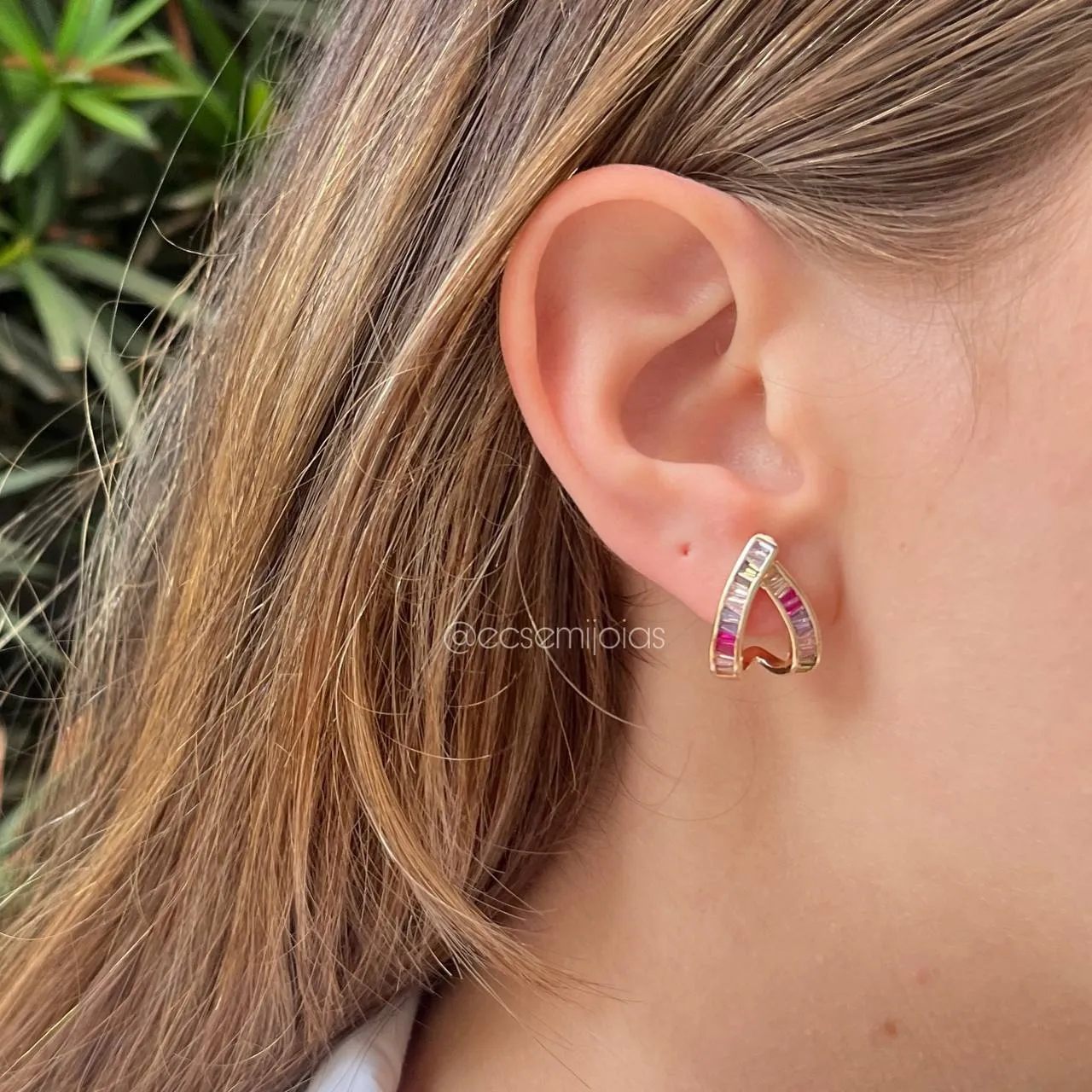 Brinco triângulo com zircônia navete - banhado a ouro 18k
