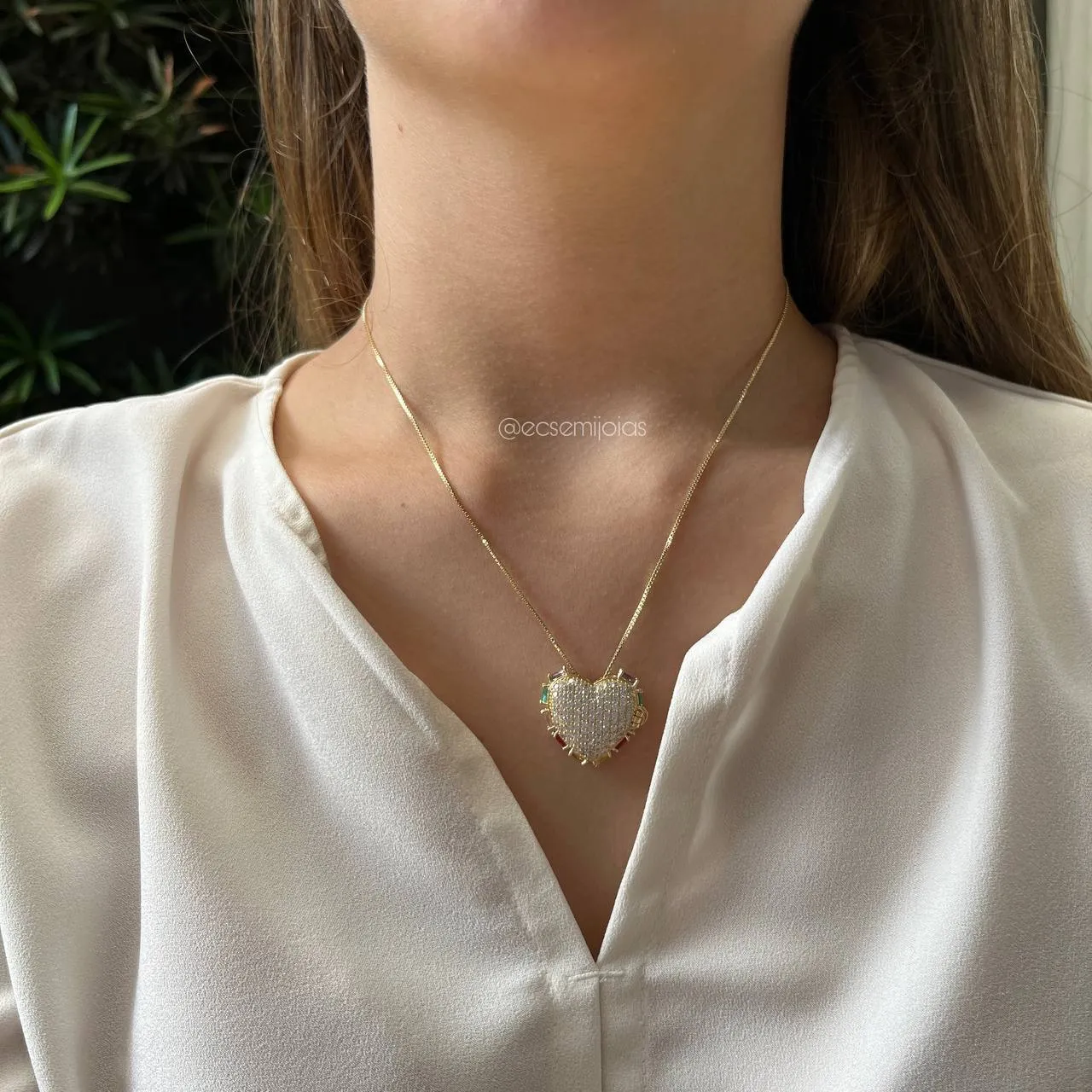 Colar coração cravejado zircônias coloridas em volta - 45 cm - banhado a ouro 18k
