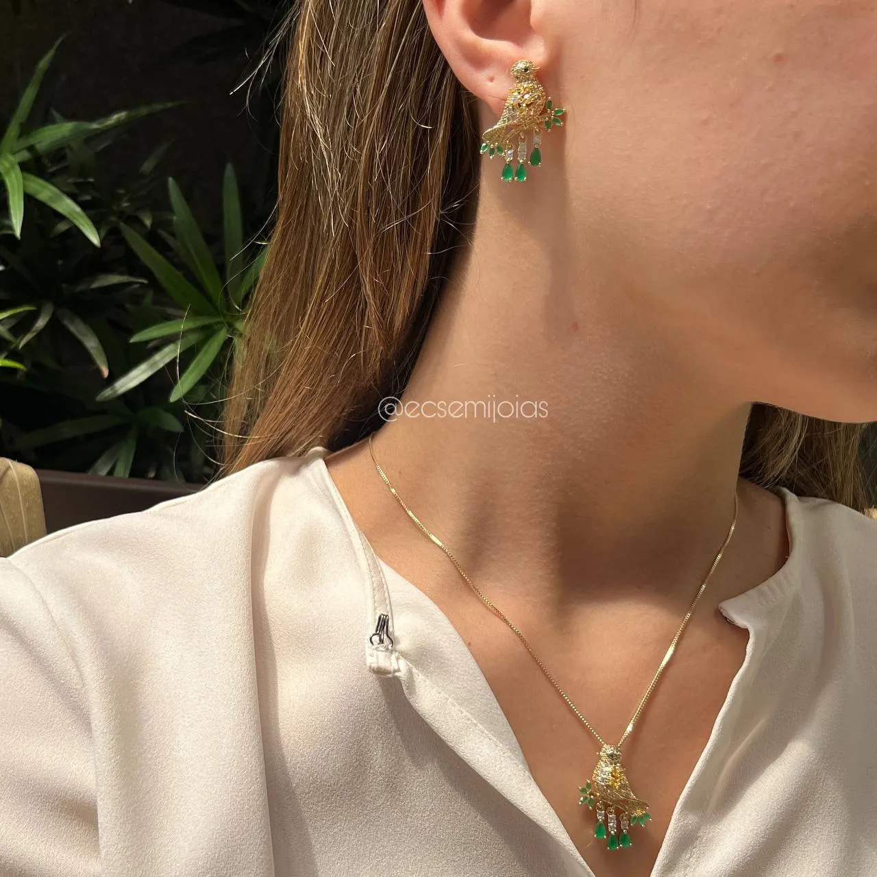 Conjunto de brinco e colar pássaro com galho pendurado cravejado com zircônias brancas, amarelas e esmeralda - Banhado ouro 18k