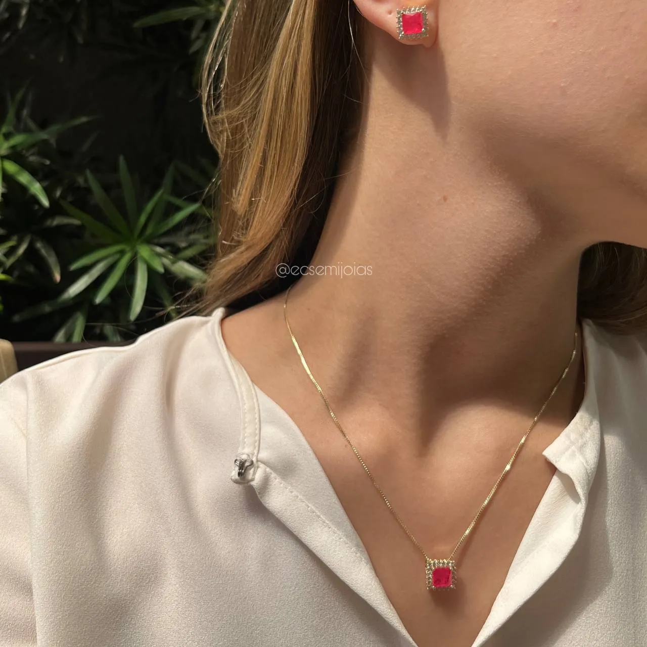 Conjunto de brinco e colar quadrado cravejado em volta - banhado a ouro 18k