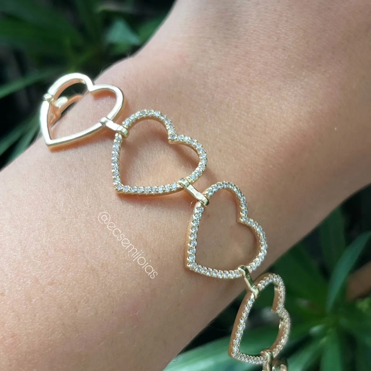Pulseira corações cravejados - 17 cm - banhado a ouro 18k