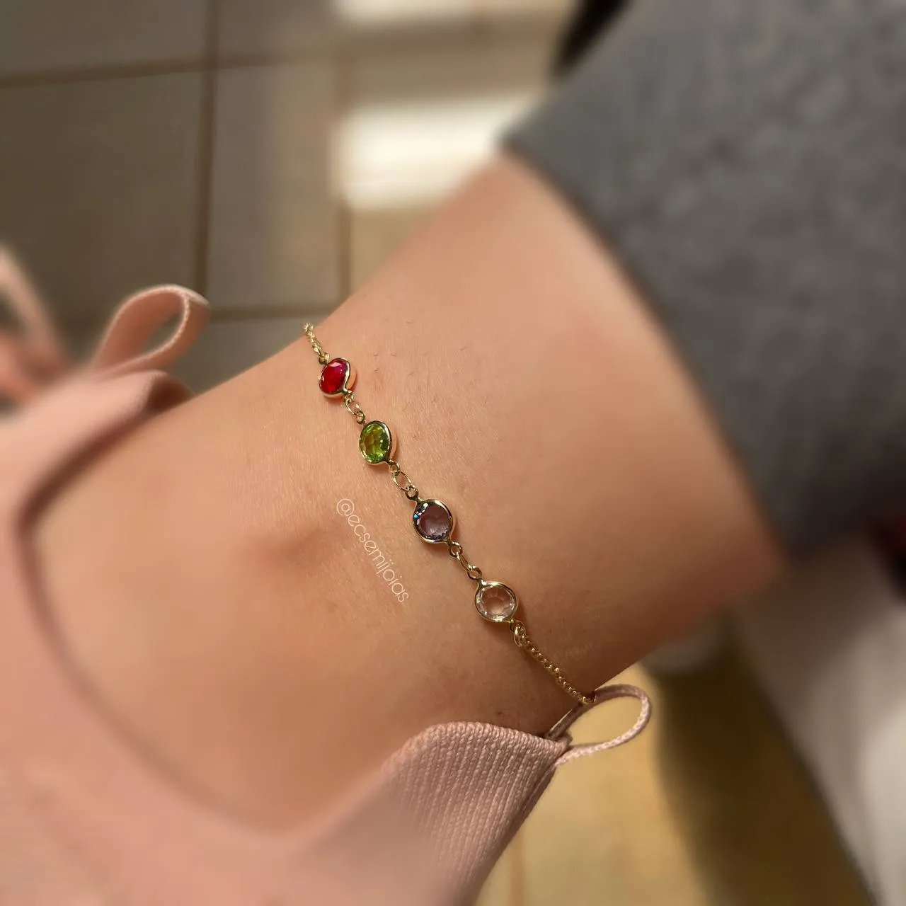 Tornozeleira três zircônias coloridas - 23 cm + 4 cm de extensor - banhado a ouro 18k