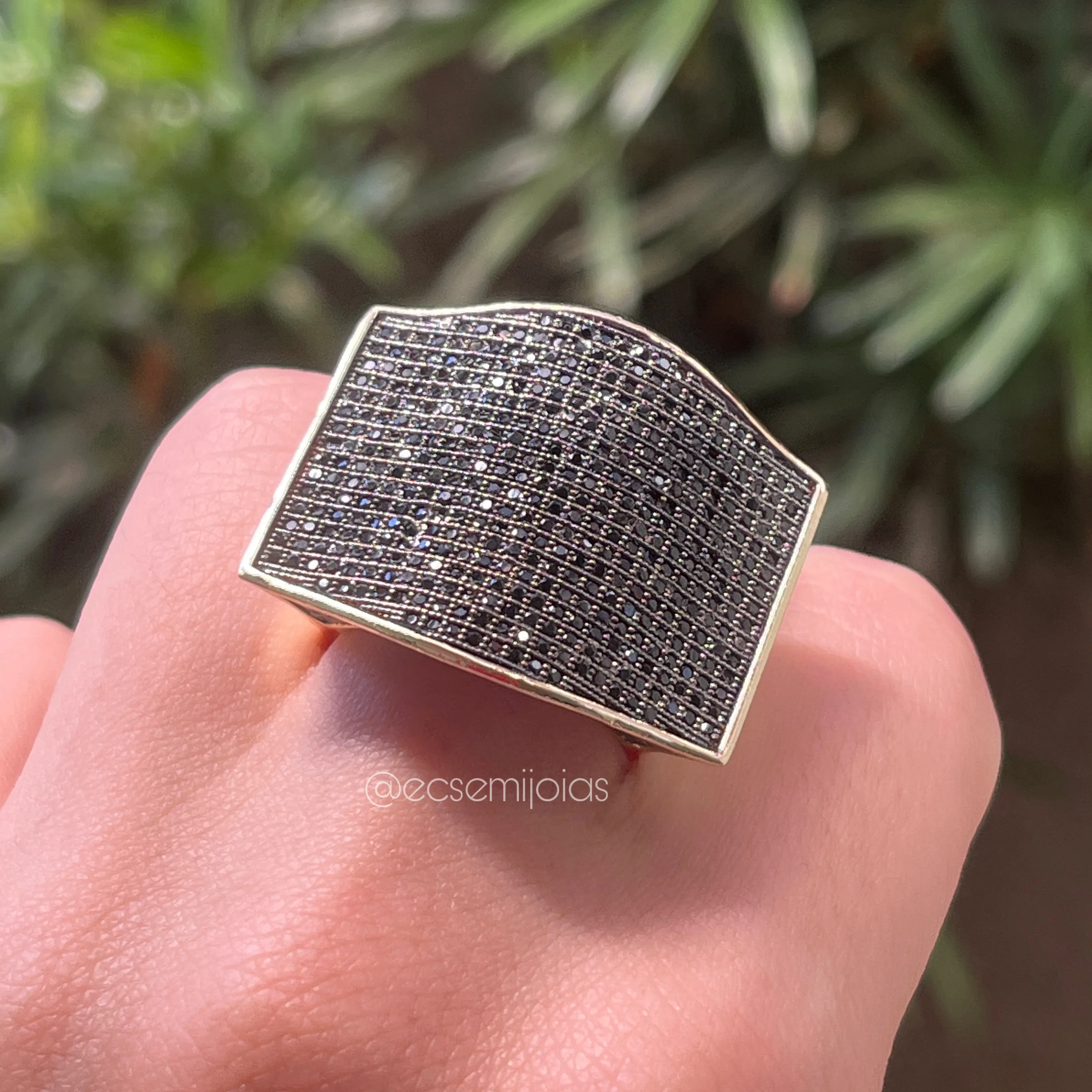 Anel grande com onda cravejado em cima e laterais - diâmetro da cravação 26mm x 30mm - banhado a ouro 18k