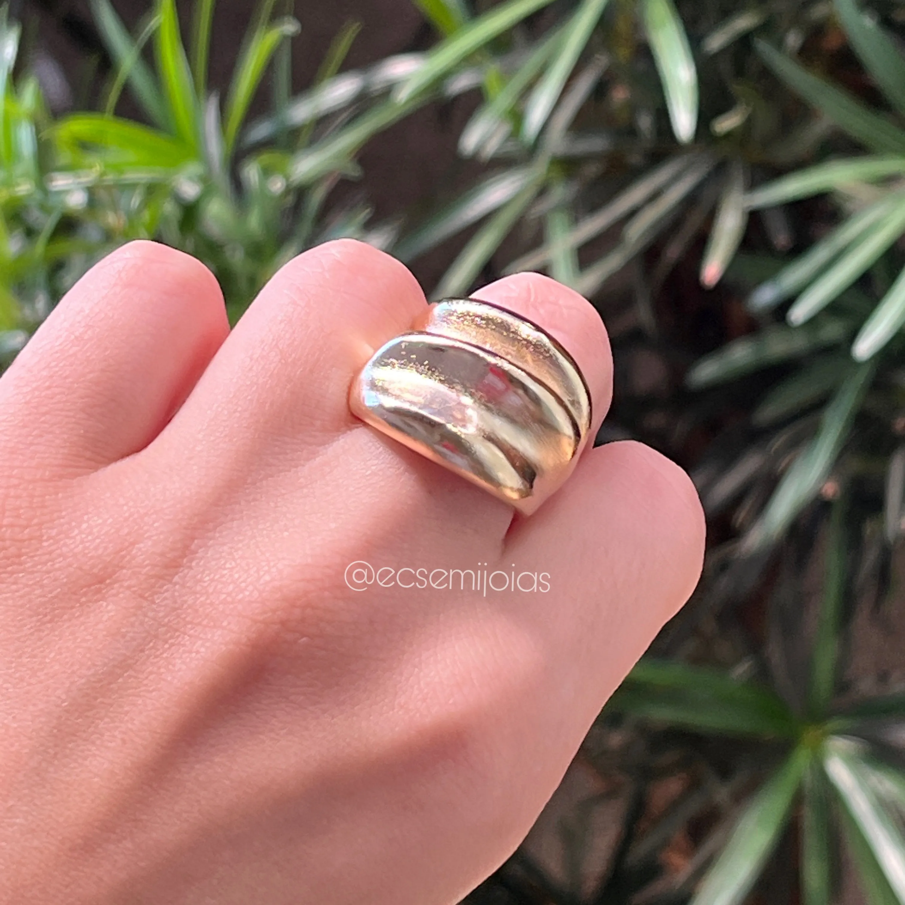 Anel abaulado em cima diamantadi sem cravação - banhado a ouro 18k