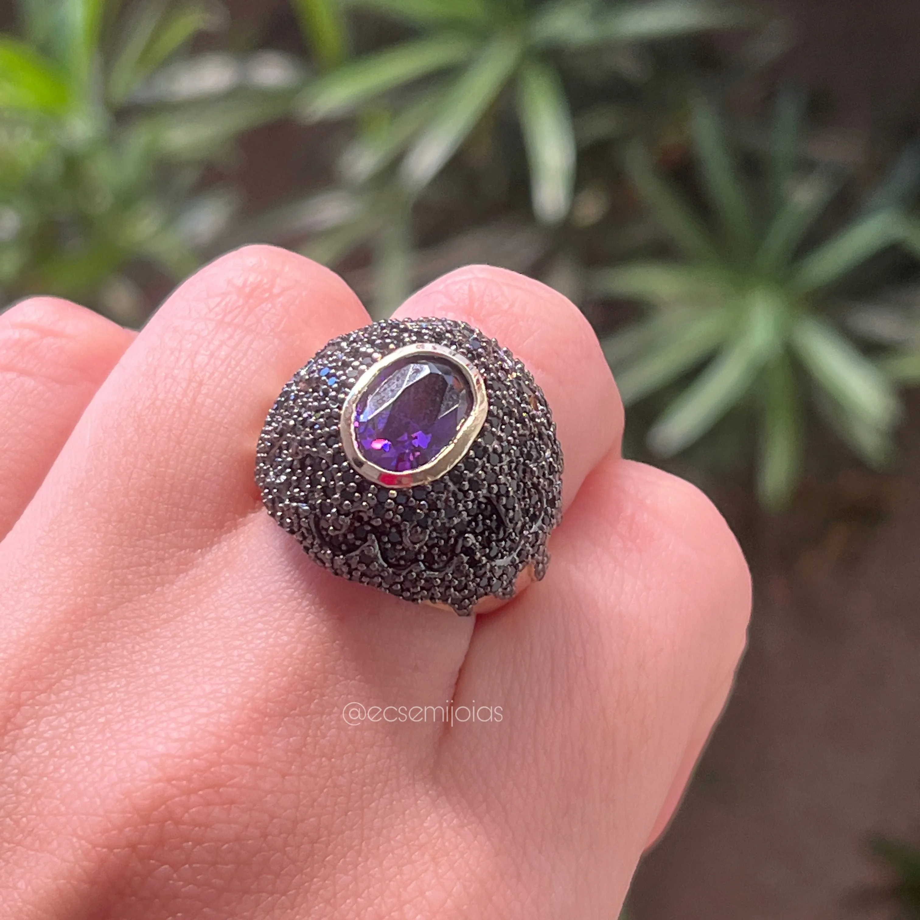 Anel com pedra ametista oval no centro cravejado em volta com zircônias - banhado a ouro 18k