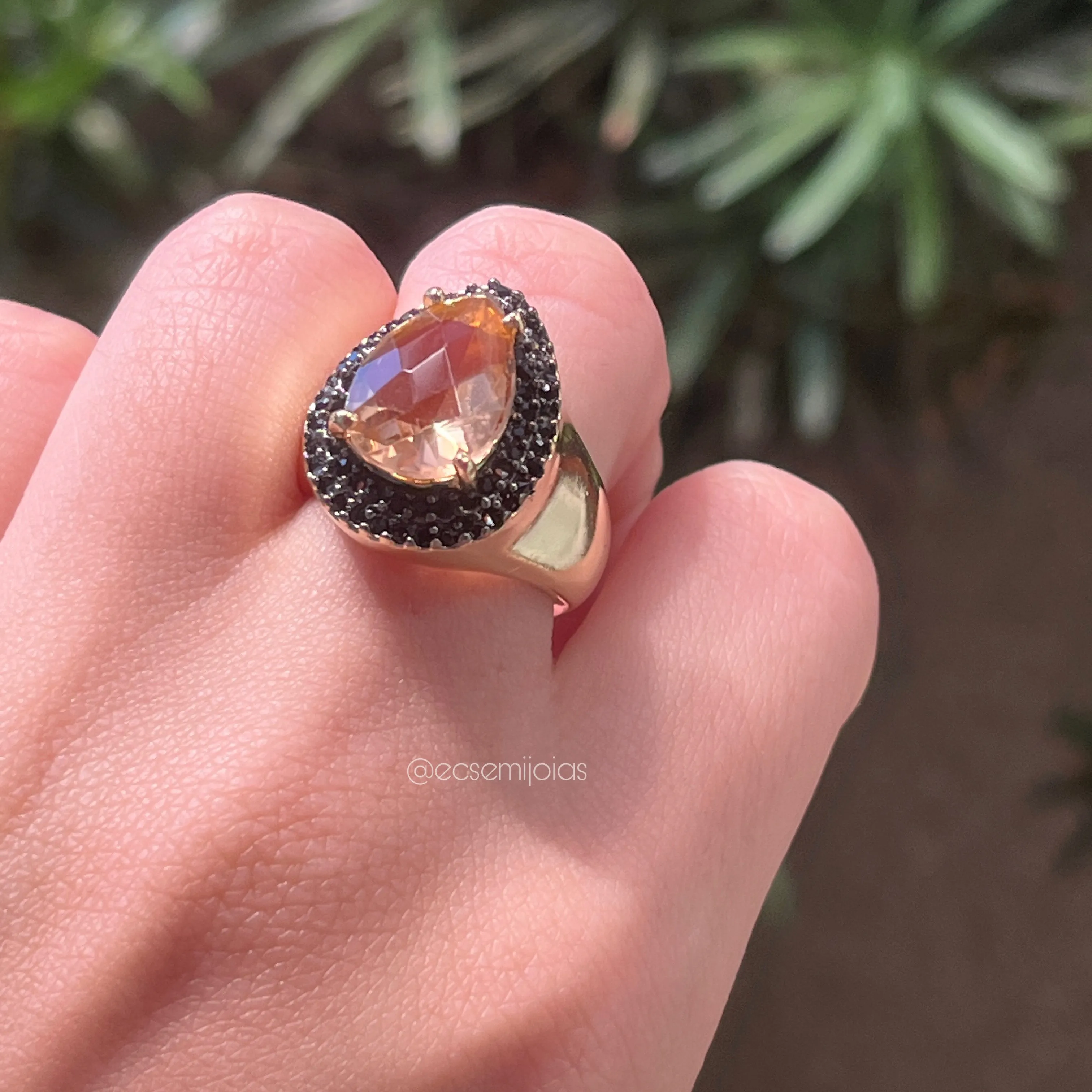 Anel com pedra morganita gota cravejado em volta - banhado a ouro 18k